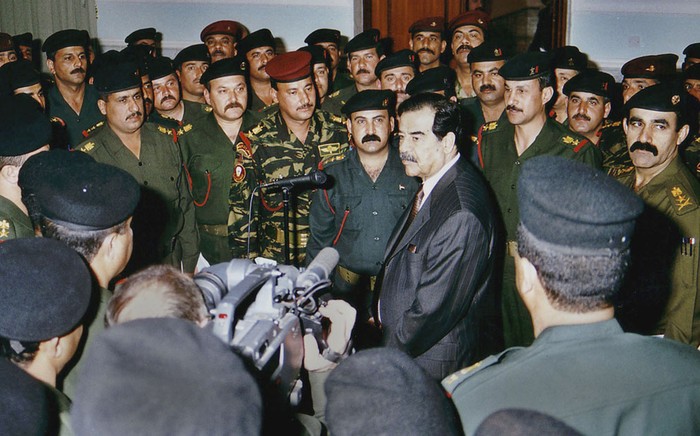 Ngày 1/3/2003, Tổng thống Iraq Saddam Hussein và các cộng sự quân sự cao cấp nhất của mình tuyên bố Iraq bắt đầu phá hủy các tên lửa Al Samoud 2 theo yêu cầu của Liên Hợp Quốc và đồng ý cho các thanh sát viên vũ khí sắp xếp cho Iran đủ thời gian để phá hủy tất cả các chương trình vũ khí của mình.